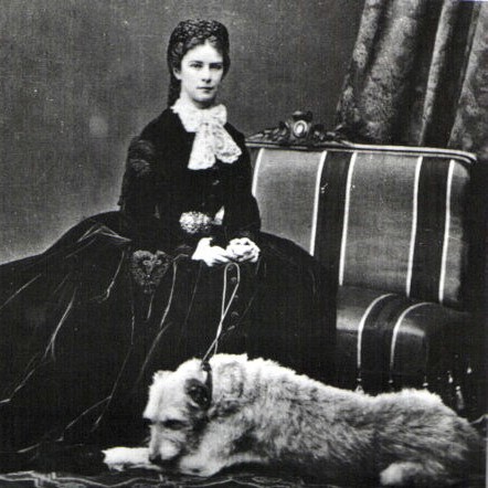 Fotografie der Kaiserin Elisabeth mit ihrem Hund von E. Rabending. Datiert 1866.